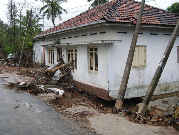 Beschädigte und zerstörte Häuser in Periya Kallar  / Sri Lanka