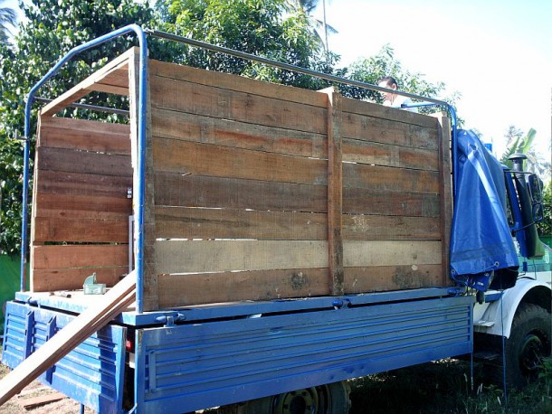 gezimmerte Transportbox auf den Unimog zum Schutz der Trinkwasseraufbereitungsanlagen auf dem Rücktransport per Schiff