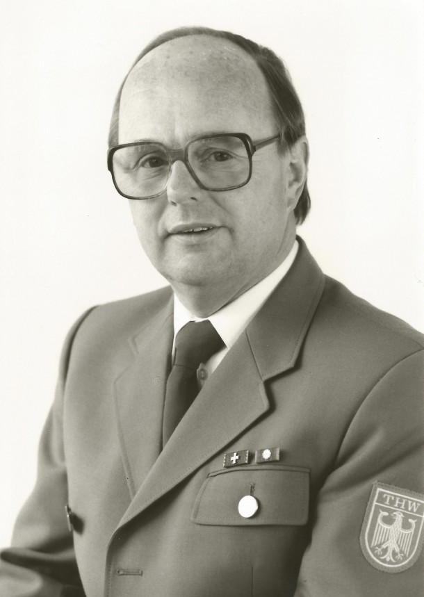 Im Jahr 1963 wurde <b>Hermann Ahrens</b> als Brandassessor Beamter der Stadt ... - 19850619_0010_S-610x859