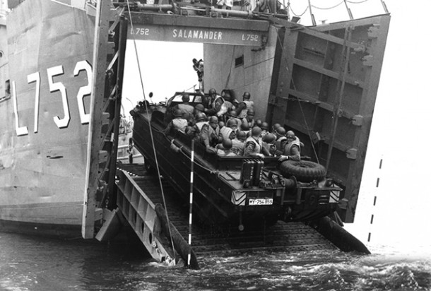 DUKW beim Einfahren in das Landungsschiff Salamander - 1958