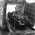 DUKW beim Einfahren in das Landungsschiff Salamander – 1958